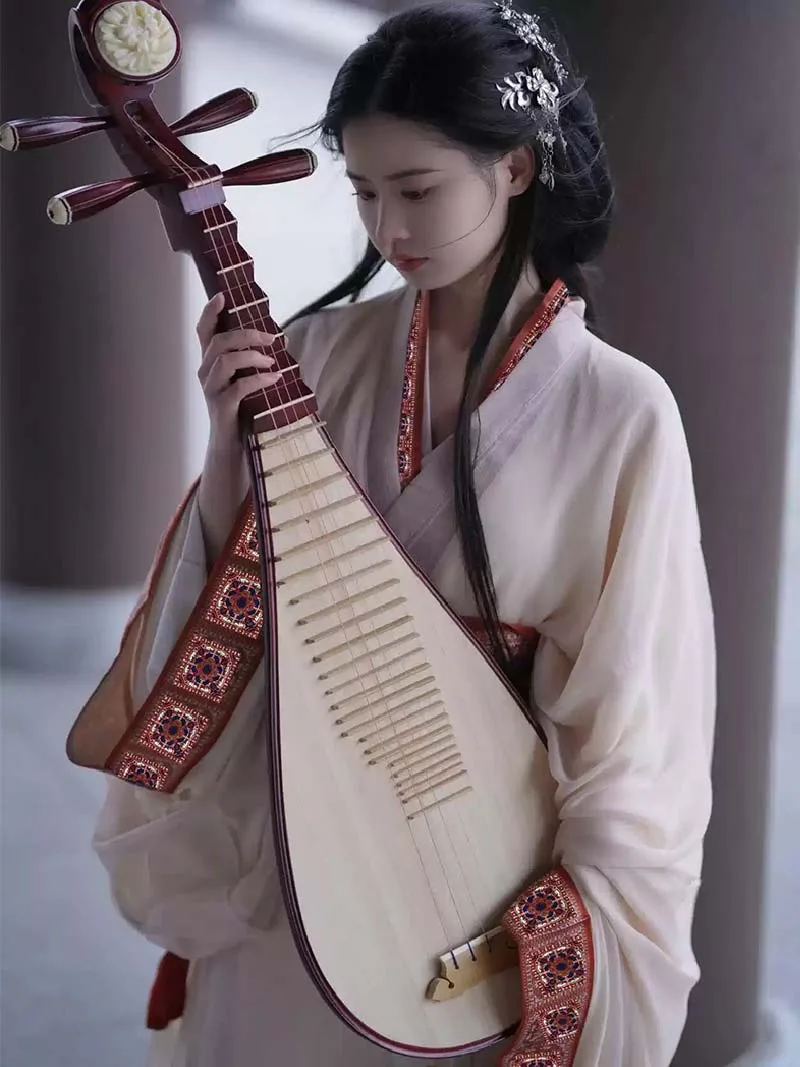 Elegant 2025 white Chinese Hanfu inspired by Warring States design, featuring straight hem robe and wide sleeves for women