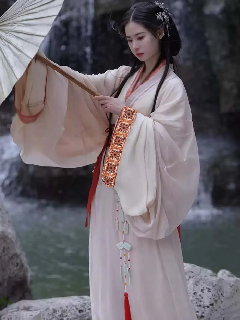 Elegant 2025 white Chinese Hanfu inspired by Warring States design, featuring straight hem robe and wide sleeves for women
