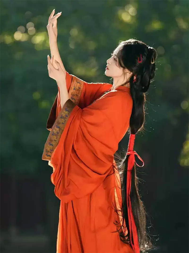 Red Chinese hanfu dress with trailing hem inspired by Warring States robe, featuring wide sleeves and traditional elegance