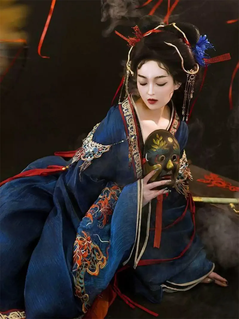 Chinese traditional clothing hanfu in Warring States style, original Bian Snake Spirit cross-collar straight robe