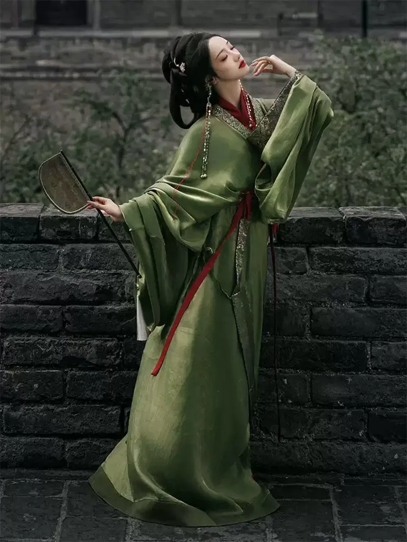 Green Warring States chinese traditional dress hanfu with cross-collar straight robe and wide sleeves, 2025 style