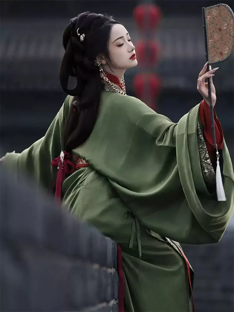 Green Warring States chinese traditional dress hanfu with cross-collar straight robe and wide sleeves, 2025 style
