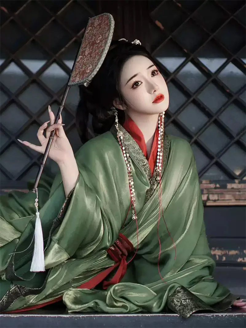 Green Warring States chinese traditional dress hanfu with cross-collar straight robe and wide sleeves, 2025 style