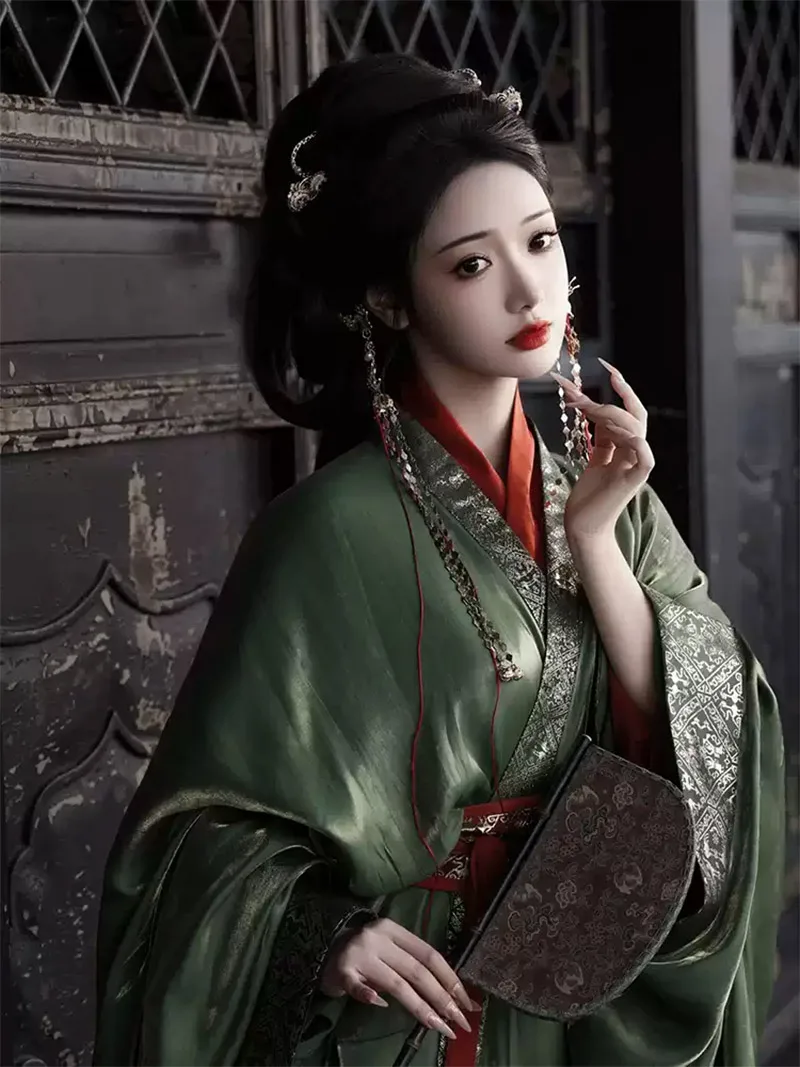Green Warring States chinese traditional dress hanfu with cross-collar straight robe and wide sleeves, 2025 style