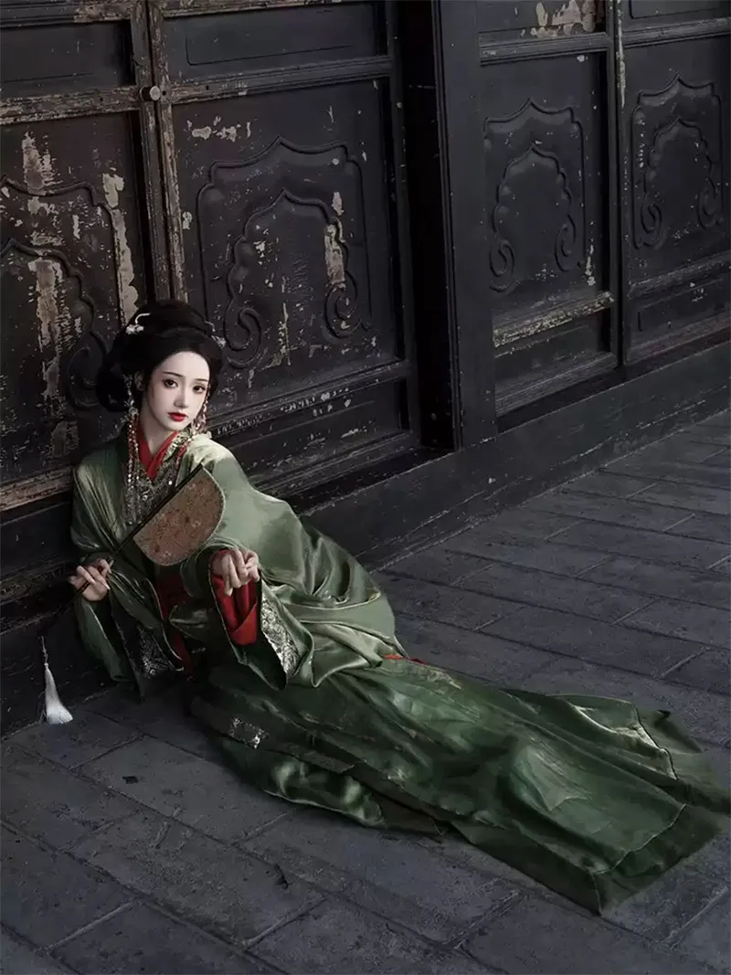 Green Warring States chinese traditional dress hanfu with cross-collar straight robe and wide sleeves, 2025 style