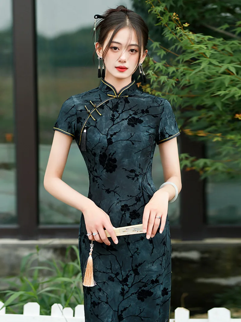 Lightweight summer Chinese traditional dress qipao long slim-fit cheongsam with vintage design and daily wear elegance