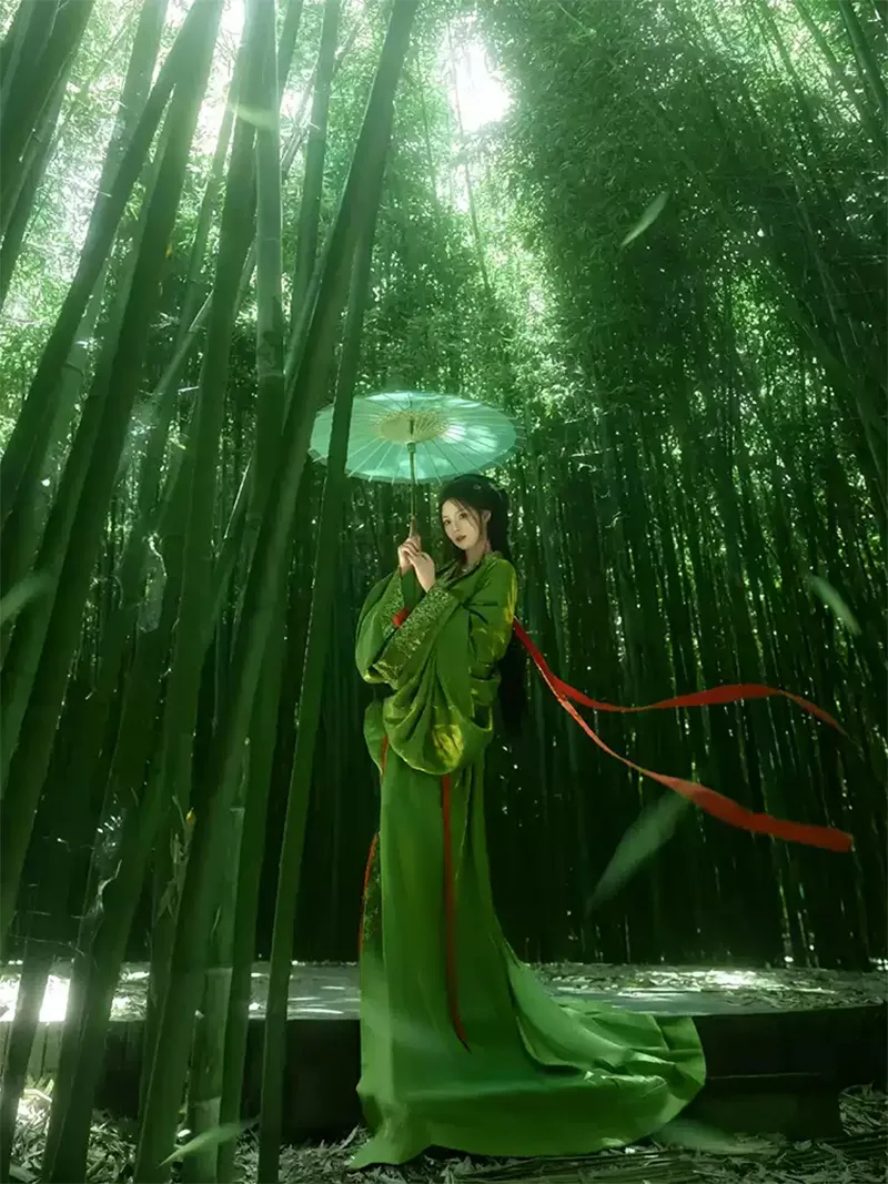 Red Chinese traditional hanfu dress inspired by Warring States robe with long trailing hem and wide flowing sleeves