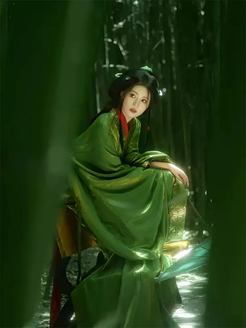 Red Chinese traditional hanfu dress inspired by Warring States robe with long trailing hem and wide flowing sleeves