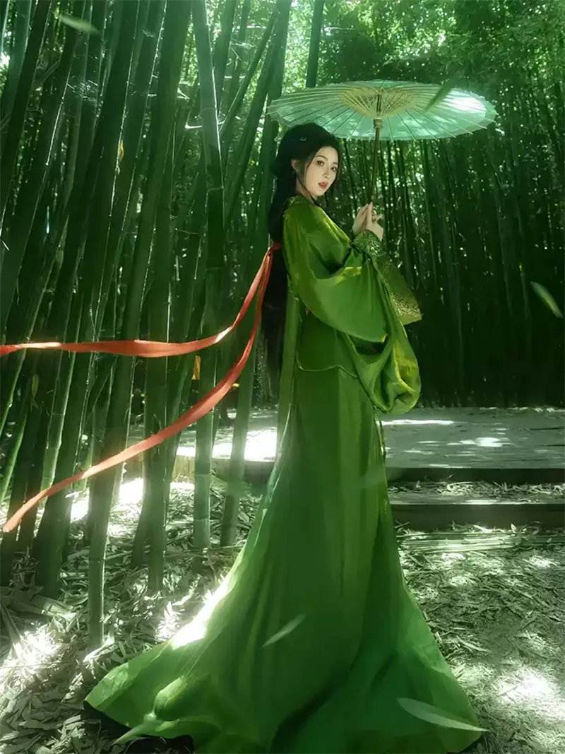 Red Chinese traditional hanfu dress inspired by Warring States robe with long trailing hem and wide flowing sleeves