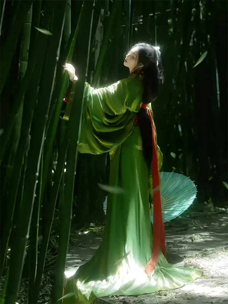 Red Chinese traditional hanfu dress inspired by Warring States robe with long trailing hem and wide flowing sleeves