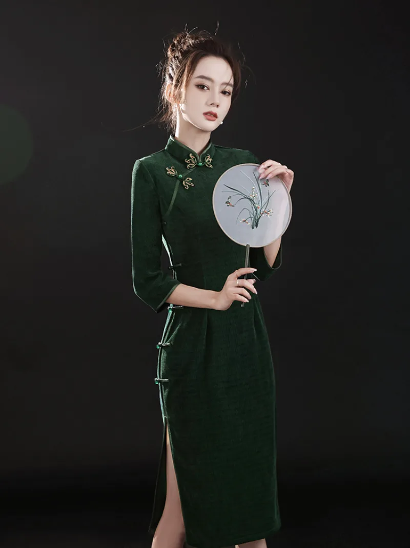 Dark green qipao long-sleeve elegant vintage Chinese dress with refined tailoring and high-end classic charm