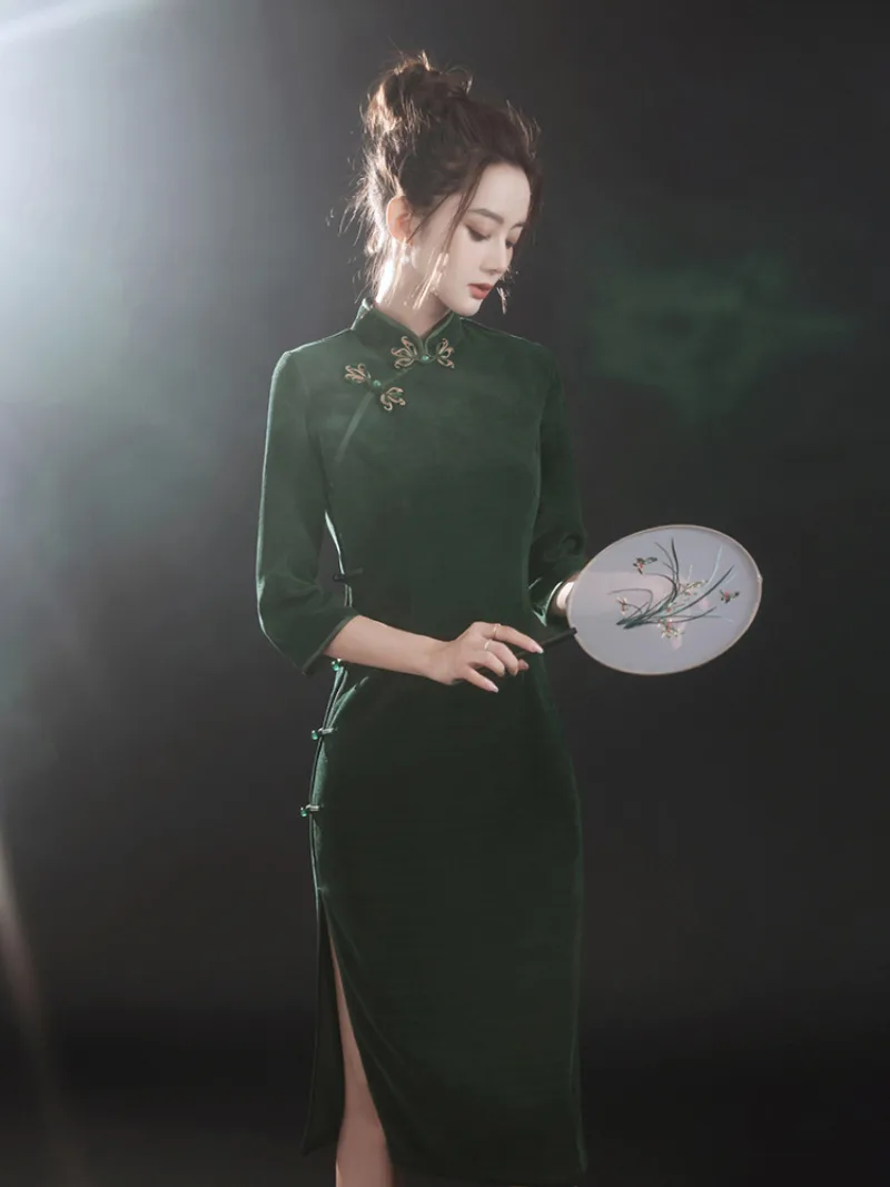 Dark green qipao long-sleeve elegant vintage Chinese dress with refined tailoring and high-end classic charm