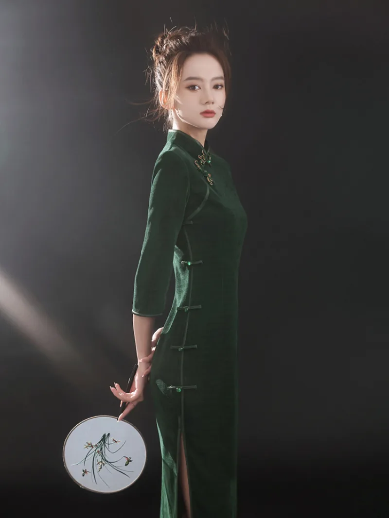 Dark green qipao long-sleeve elegant vintage Chinese dress with refined tailoring and high-end classic charm