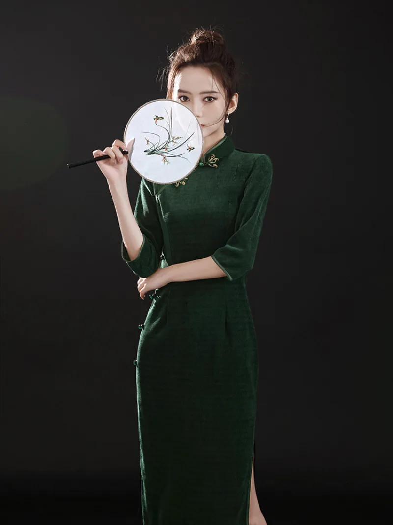 Dark green qipao long-sleeve elegant vintage Chinese dress with refined tailoring and high-end classic charm