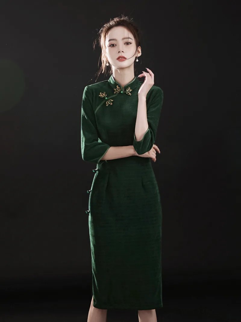 Dark green qipao long-sleeve elegant vintage Chinese dress with refined tailoring and high-end classic charm