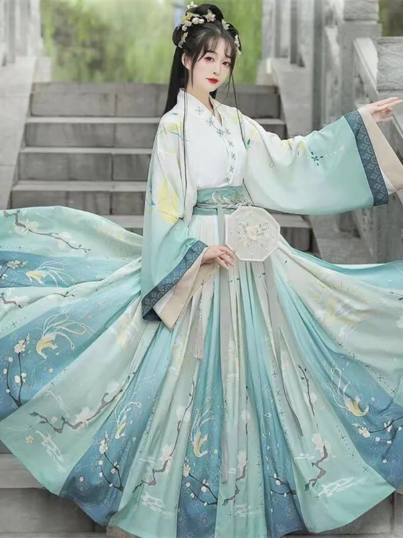 Elegant Hanfu woman dress with cross-collar Qi-Yao design in traditional Chinese style