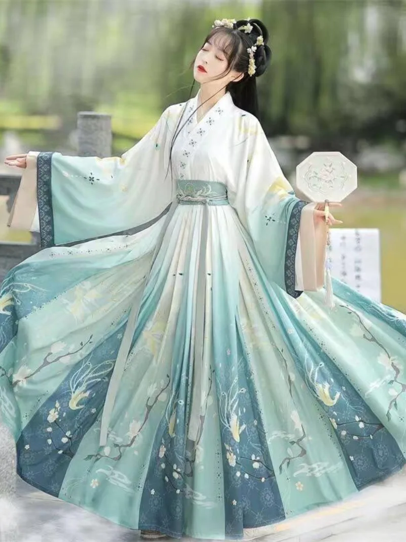 Elegant Hanfu woman dress with cross-collar Qi-Yao design in traditional Chinese style