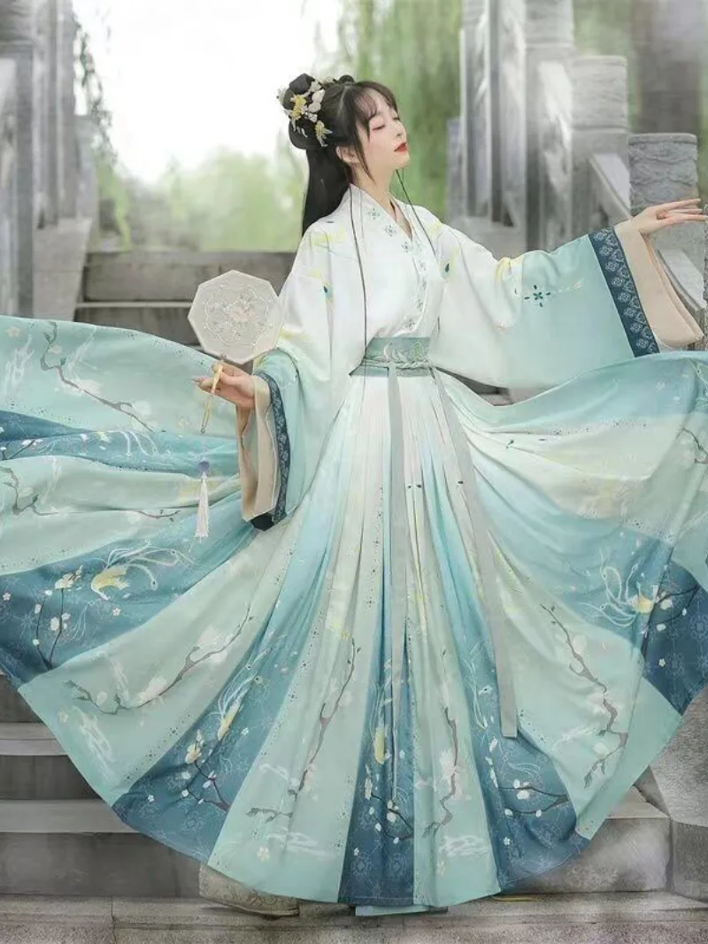 Elegant Hanfu woman dress with cross-collar Qi-Yao design in traditional Chinese style