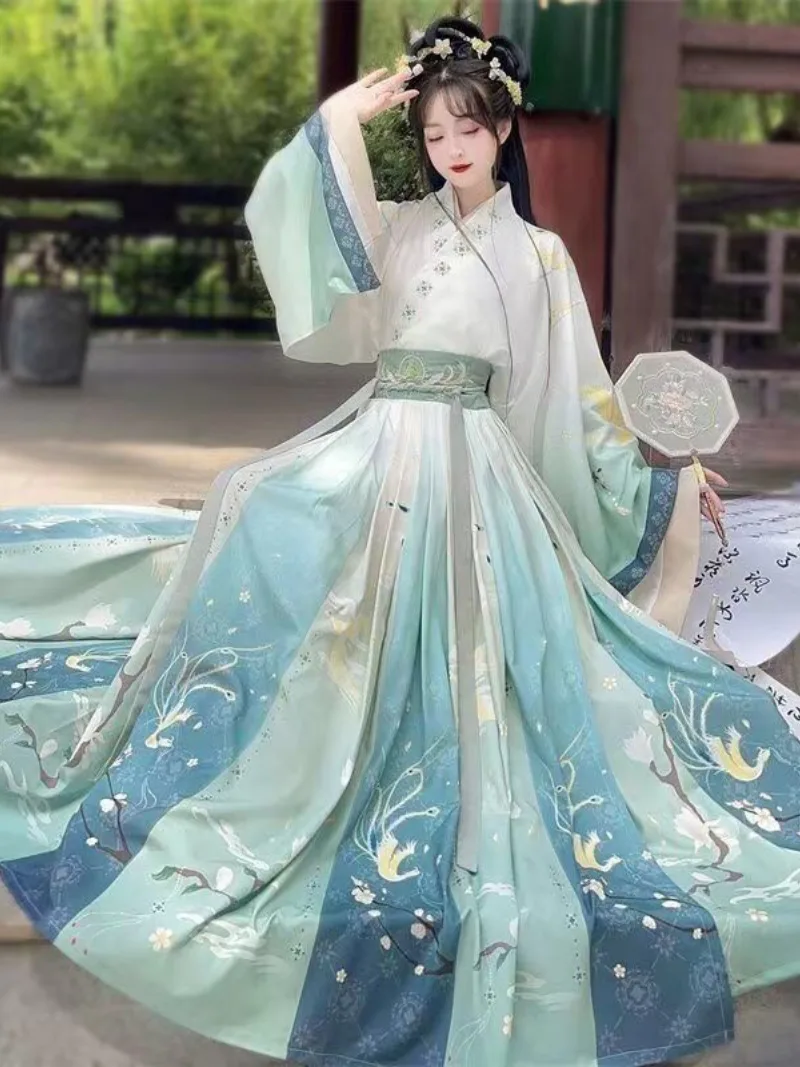 Elegant Hanfu woman dress with cross-collar Qi-Yao design in traditional Chinese style