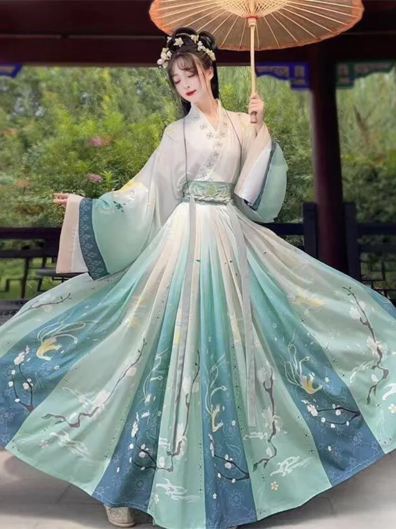Elegant Hanfu woman dress with cross-collar Qi-Yao design in traditional Chinese style