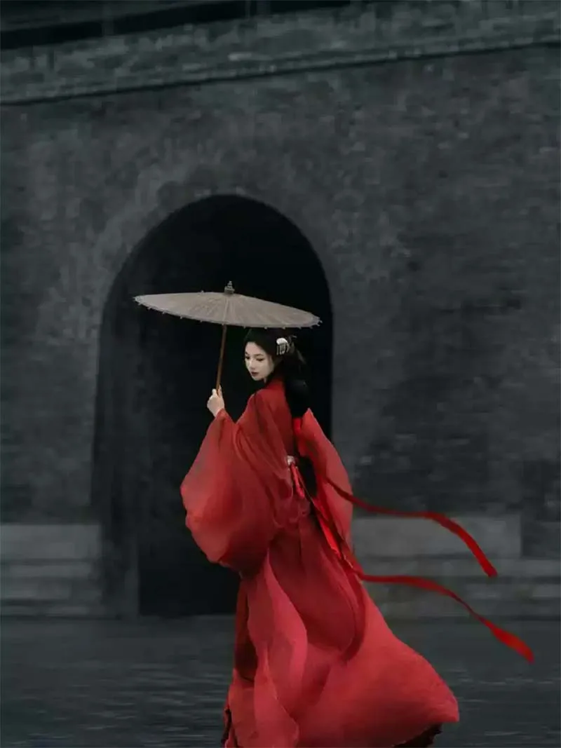 Red Warring States style Hanfu women dress, flowing train, elegant Mid-Autumn festival outfit