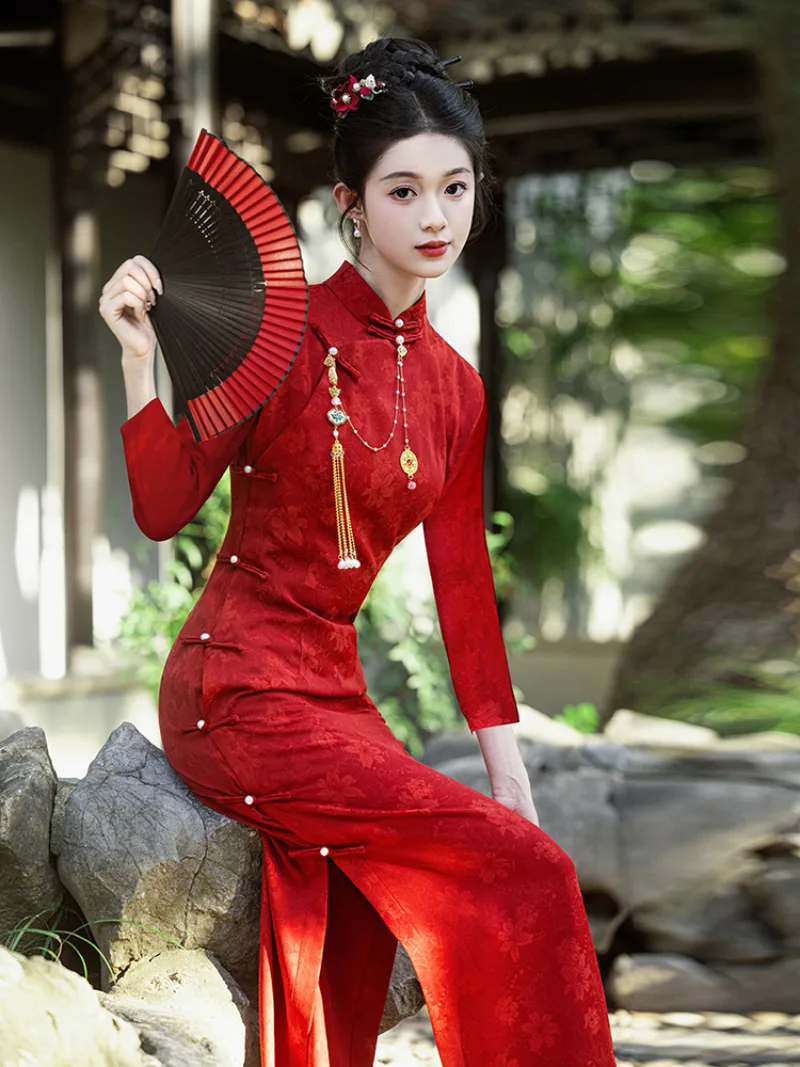 Qipao red long-sleeve elegant Chinese wedding dress with open-front vintage design for autumn and winter celebrations