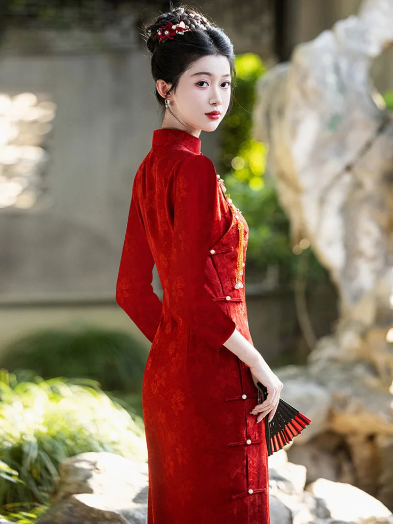 Qipao red long-sleeve elegant Chinese wedding dress with open-front vintage design for autumn and winter celebrations