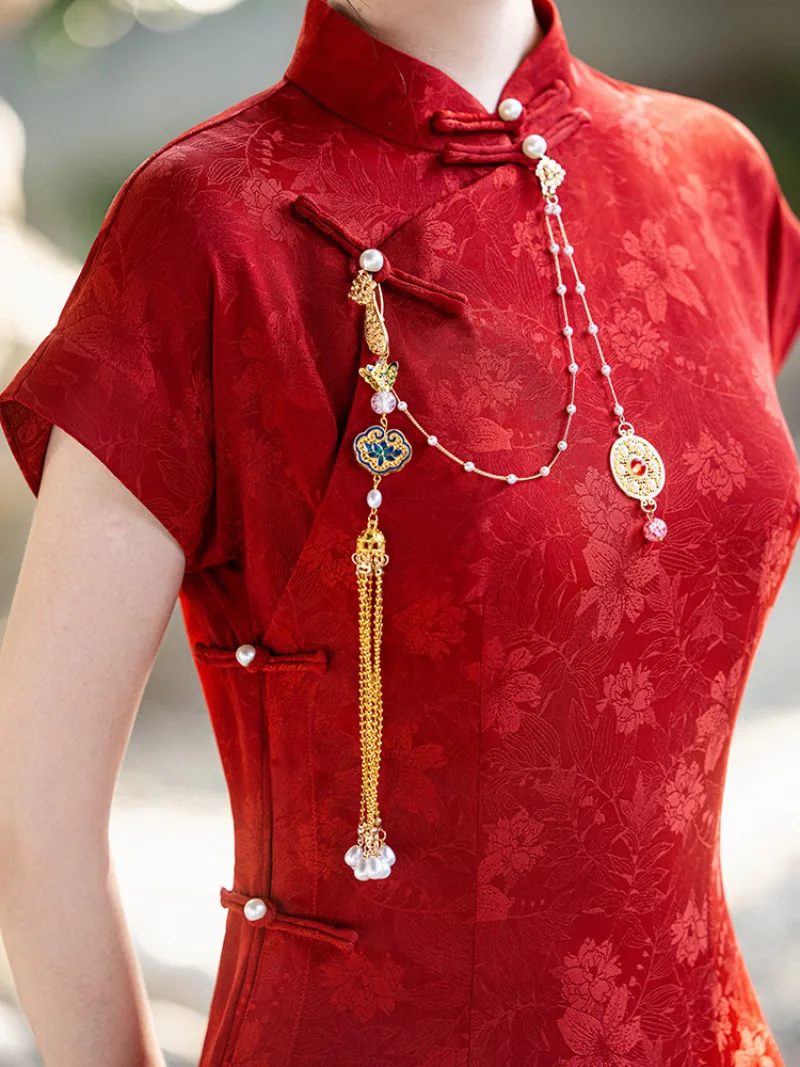 Qipao red long-sleeve elegant Chinese wedding dress with open-front vintage design for autumn and winter celebrations