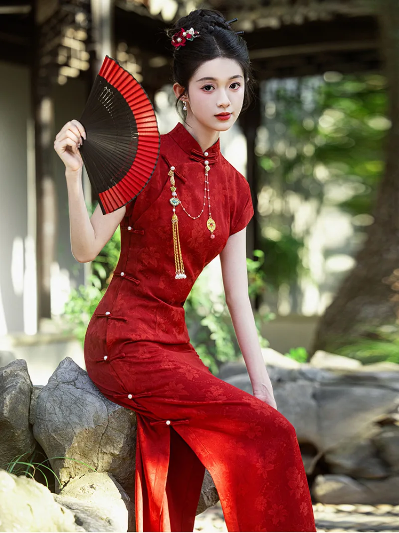 Qipao red long-sleeve elegant Chinese wedding dress with open-front vintage design for autumn and winter celebrations