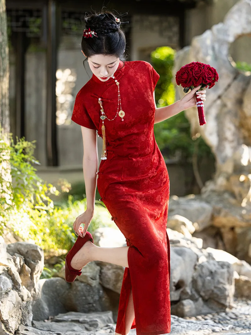 Qipao red long-sleeve elegant Chinese wedding dress with open-front vintage design for autumn and winter celebrations