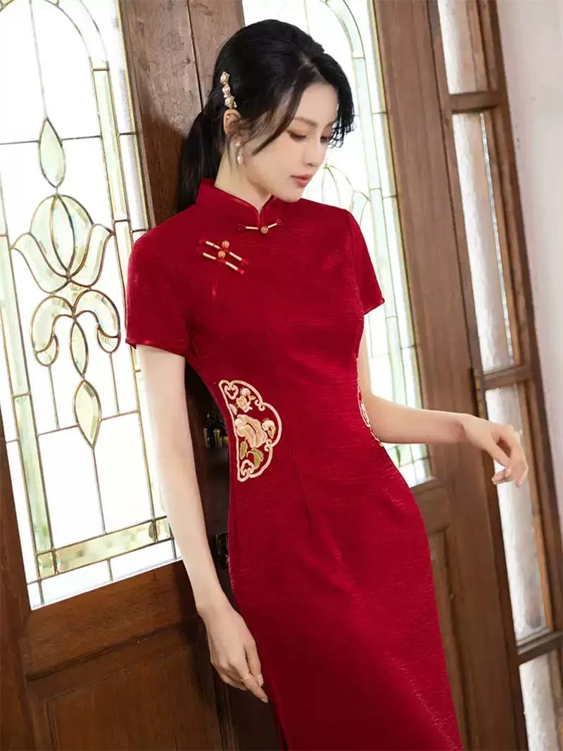 Red embroidered Qipao wedding gown 2025 for brides and mothers, elegant Chinese banquet dress.