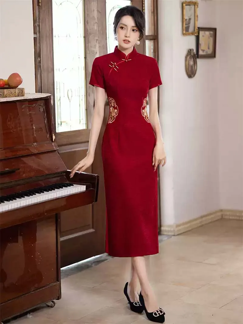 Red embroidered Qipao wedding gown 2025 for brides and mothers, elegant Chinese banquet dress.