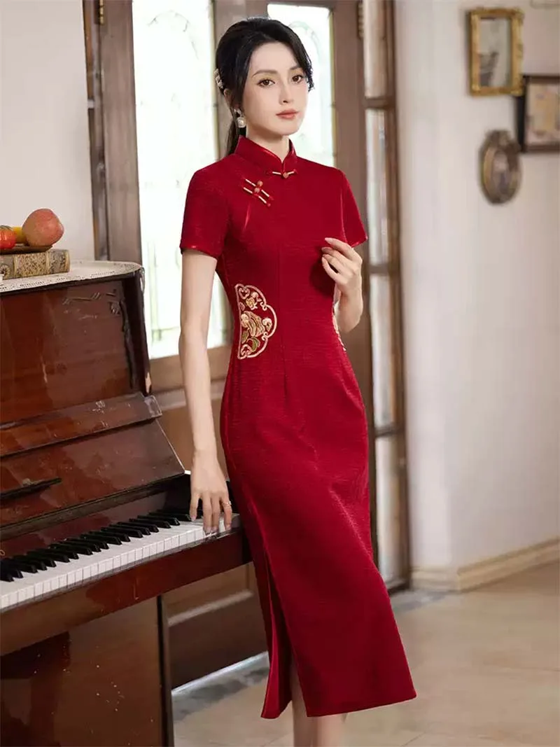 Red embroidered Qipao wedding gown 2025 for brides and mothers, elegant Chinese banquet dress.