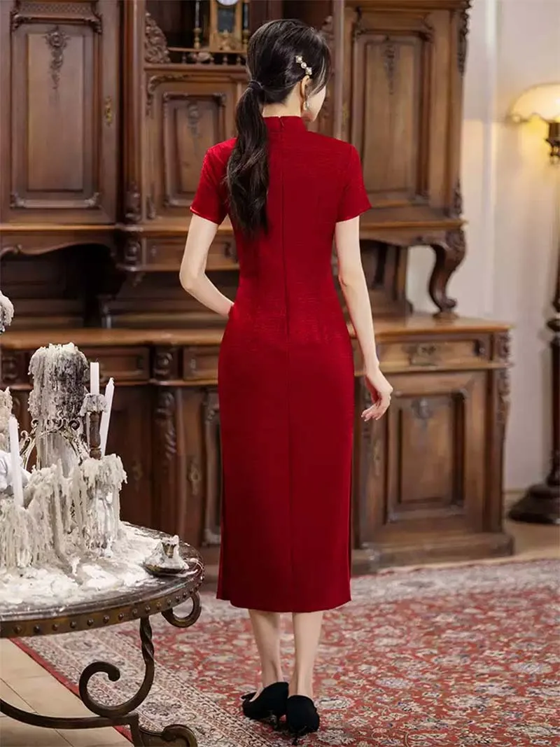Red embroidered Qipao wedding gown 2025 for brides and mothers, elegant Chinese banquet dress.