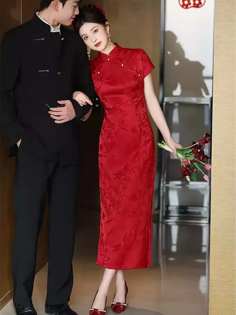 Qipaos flowing like poetry, revealing the elegance and grace of Chinese femininity through timeless design.