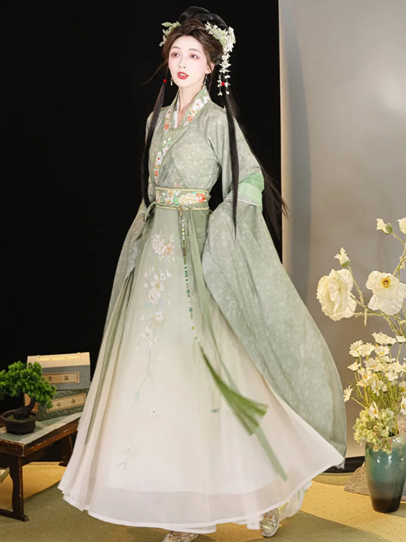 Elegant robe Hanfu with cross-collar, wide sleeves, printed skirt and fairy-style design for women