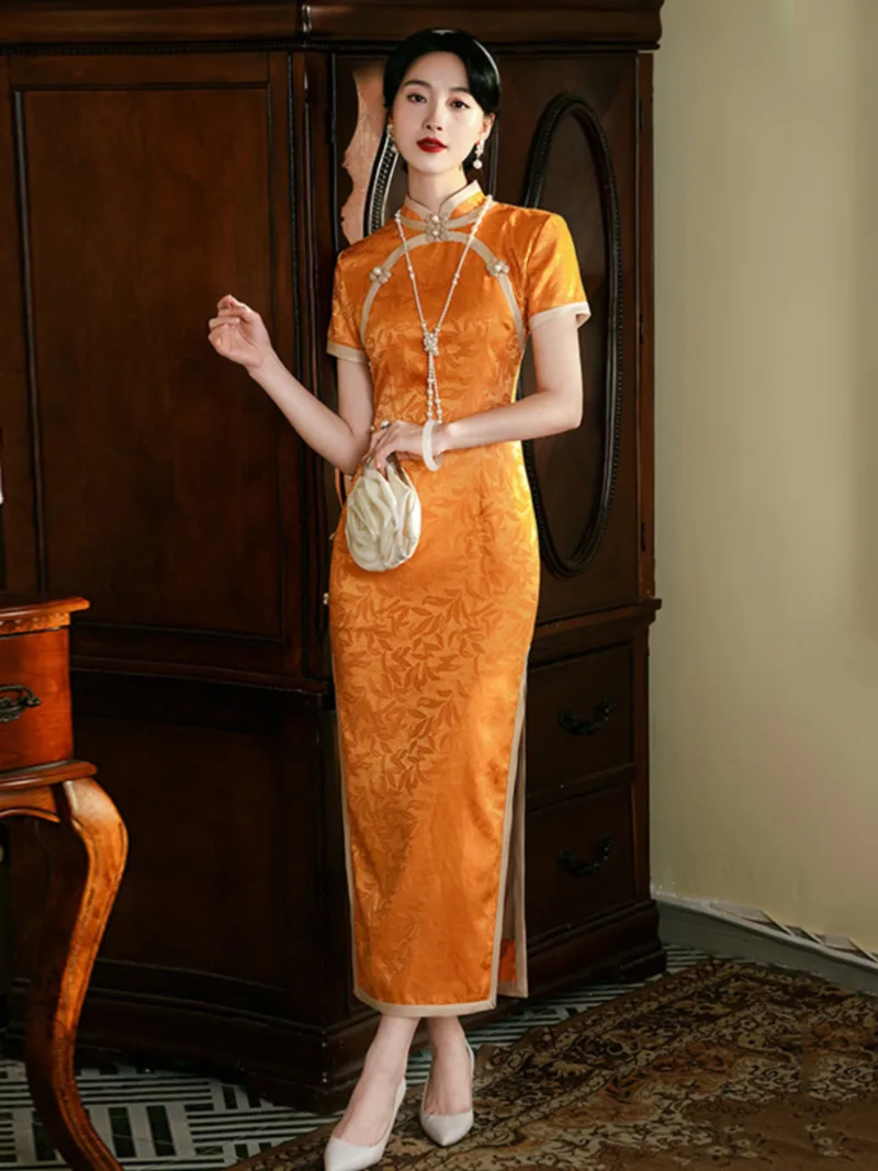Elegant traditional cheongsam long dress with slim vintage design, high-end tailoring for banquet and evening wear