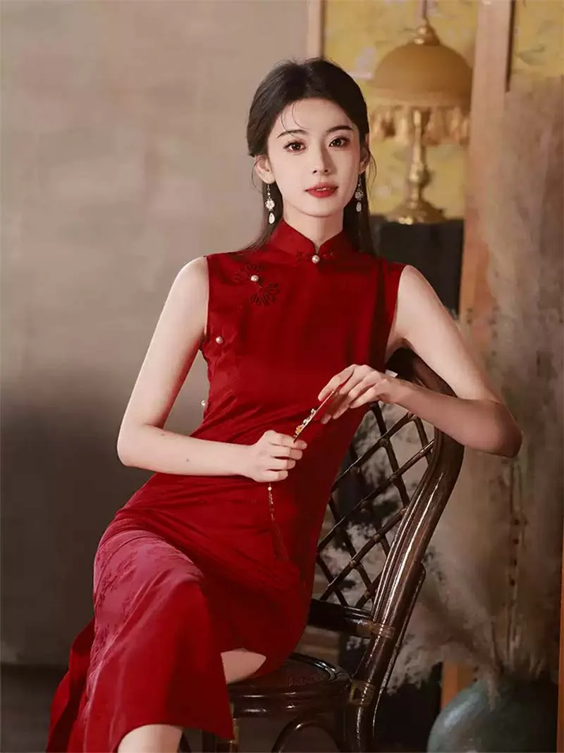 Red sleeveless traditional Chinese wedding qipao for petite brides, perfect for engagement and homecoming ceremonies