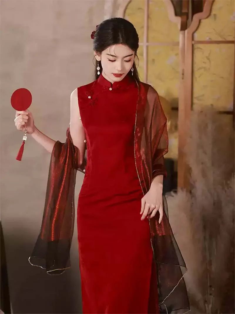 Red sleeveless traditional Chinese wedding qipao for petite brides, perfect for engagement and homecoming ceremonies