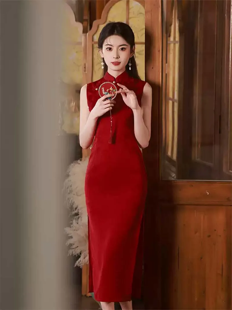 Red sleeveless traditional Chinese wedding qipao for petite brides, perfect for engagement and homecoming ceremonies