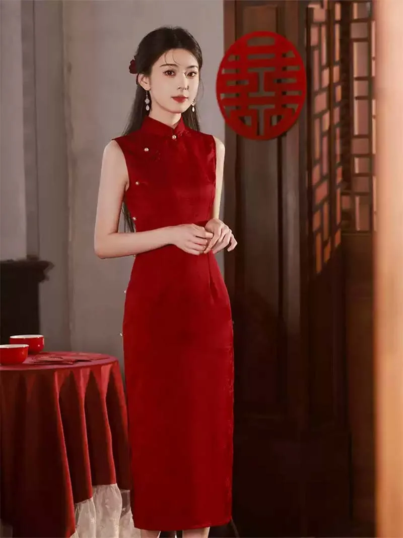 Red sleeveless traditional Chinese wedding qipao for petite brides, perfect for engagement and homecoming ceremonies