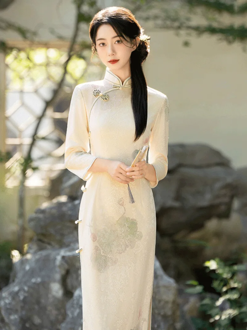 Traditional qipao long-sleeve cheongsam dress for women with elegant vintage slim design perfect for daily wear in autumn and spring