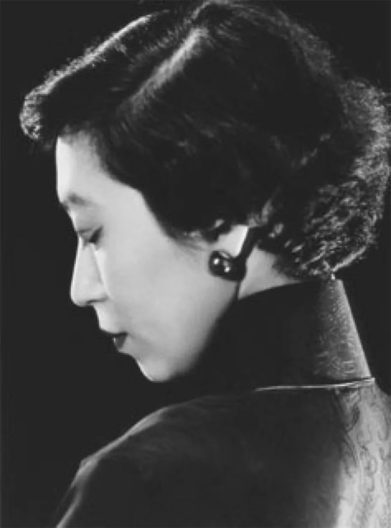 Women qipao expressing traditional Chinese elegance and cultural heritage.