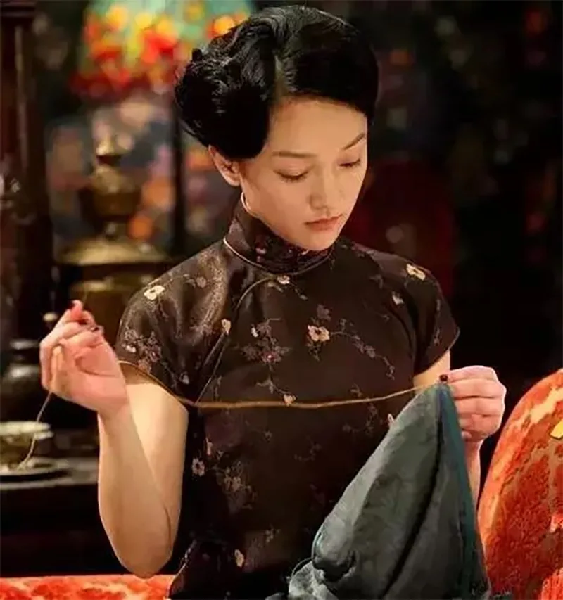 Woman qipao expressing traditional Chinese elegance and cultural heritage.